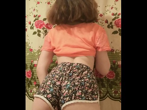 ❤️ Tânără sexy care se dezbracă de pantaloni scurți în fața camerei de filmat ☑  at us ro.sex78.ru ❤