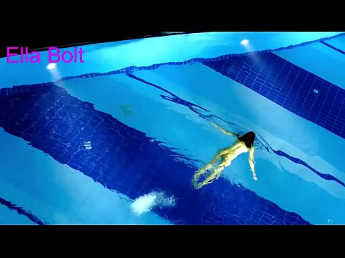 ❤️ Nu mă pot opri din privit, tânără blondă surprinsă înotând goală în piscina stațiunii ELLA BOLT ☑  at us ro.sex78.ru ❤